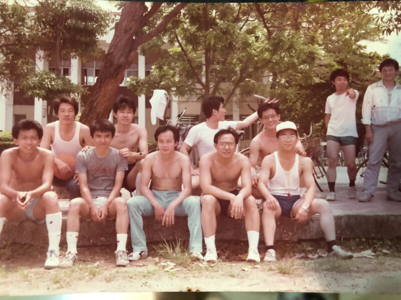 總統賴清德熱愛體育,除了棒球,高中、大學時期,還是籃球隊前鋒,曾自謙「投籃還算可以」。圖為賴總統(後排左1)大學時期照片。(翻攝照片)中央社記者溫貴香傳真 114年9月9日