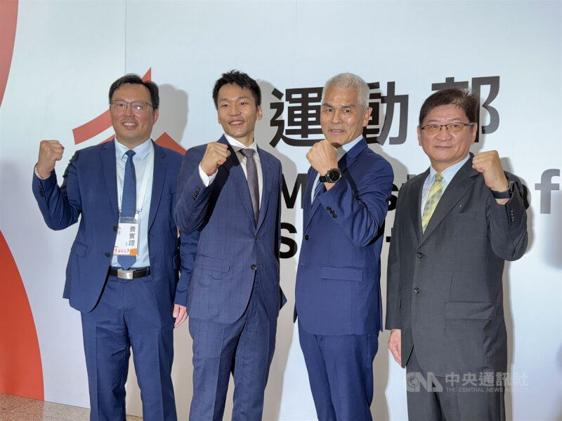 運動部揭牌暨布達典禮9日在國立台灣大學綜合體育館登場，首任部長李洋（左2）與次長鄭世忠（左）、黃啟煌（右2）及洪志昌（右）合影。中央社記者王飛華攝　114年9月9日
