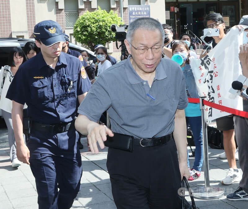 前台北市長柯文哲涉貪污案9日開庭，台北地方法院。傳喚柯文哲（前右）等人。中央社記者郭日曉攝　114年9月9日