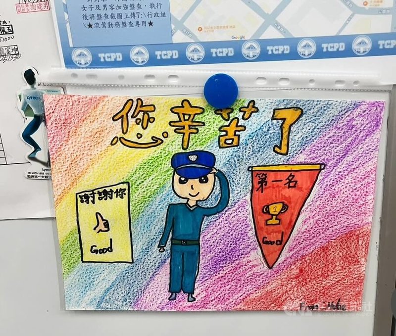 台中1名國小女童,曾在放學過馬路時,因車流不斷遲遲無法通過馬路,員警經過見狀上前指揮交通,這段經歷讓小女孩深深銘記,特別畫下1幅色彩繽紛的圖畫,將對警察的敬意與謝意化為禮物。(翻攝照片)中央社記者蘇木春傳真 114年9月9日