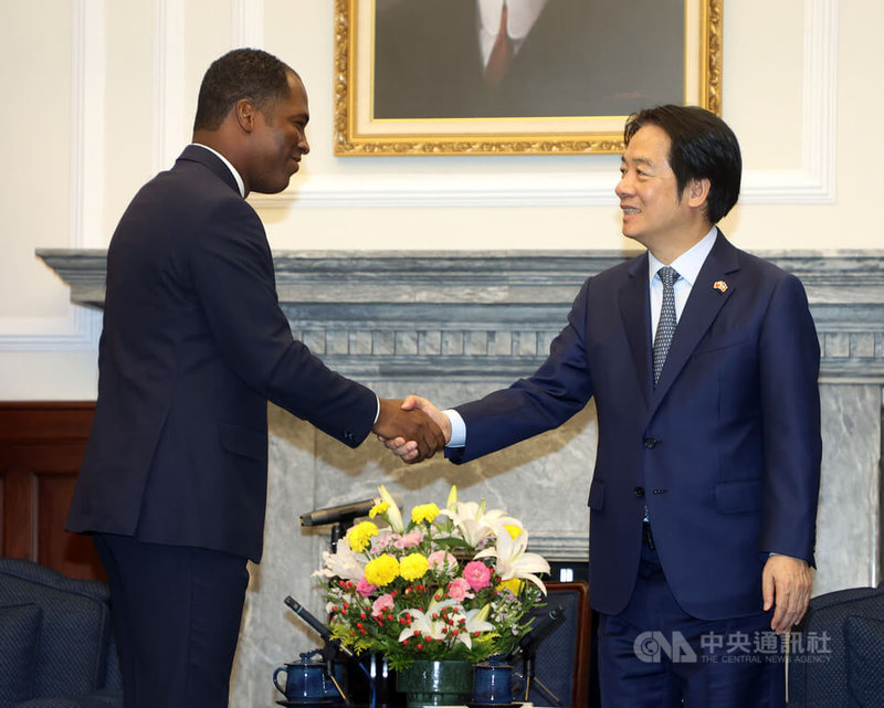 總統賴清德(右)9日上午在總統府接受海地共和國新任駐台特命全權大使潘恩(Roudy Stanley Penn)(左)呈遞到任國書,兩人握手致意。中央社記者郭日曉攝 114年9月9日