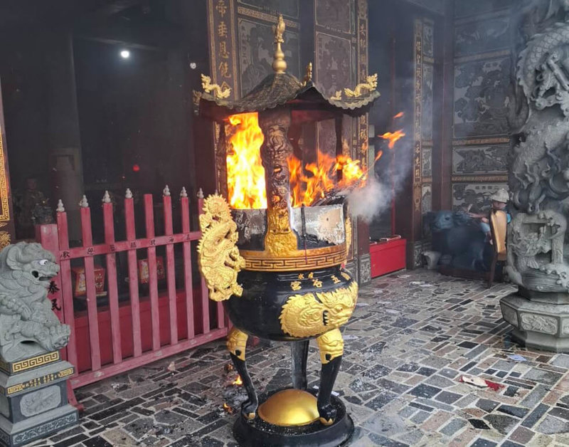 李姓男子6月4日將新北市金山區五谷宮供奉的15尊神像搬下神殿後,將神像丟入香爐,並以打火機引燃焚燒(圖),李男在基隆地方法院審理時,辯稱已獲得神明同意,法官審理後,判李男6月徒刑及監護1年。(讀者提供)中央社記者王朝鈺傳真 114年9月9日