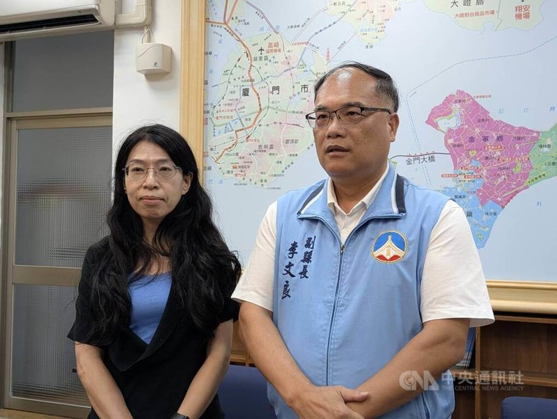 金門縣發生民眾參加廈門4天旅遊團疑遭強迫消費事件，金門縣副縣長李文良（右）10日表示，此案仍待了解，縣府將進一步與觀光署聯繫，協助維護民眾權益。中央社記者吳玟嶸攝  114年9月10日