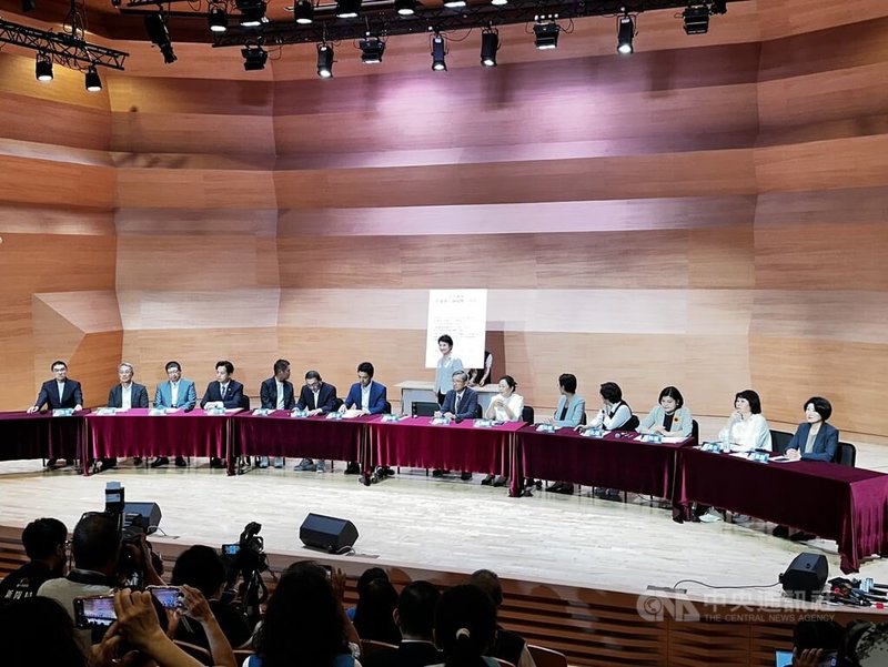 就財劃法及統籌分配稅款議題,台中市長盧秀燕(左8)10日在台北市舉行「十五縣市站出來!捍衛地方補助」記者會,台北市長蔣萬安(左7)、新北市長侯友宜(左6)等15名縣市正副首長出席。中央社記者劉建邦攝 114年9月10日