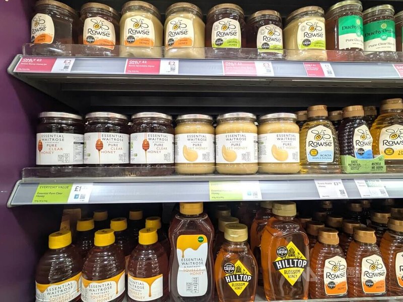英國美食大賞Great Taste Awards評審團頒發給各產品星級標章(級別由高至低依序為3星、2星、1星),多年來已是英國零售消費市場具高識別度的品質指標。圖為在倫敦一家中高價位超市貼有「好味」(Great Taste)星級標章的蜂蜜。中央社記者陳韻聿倫敦攝 114年9月10日