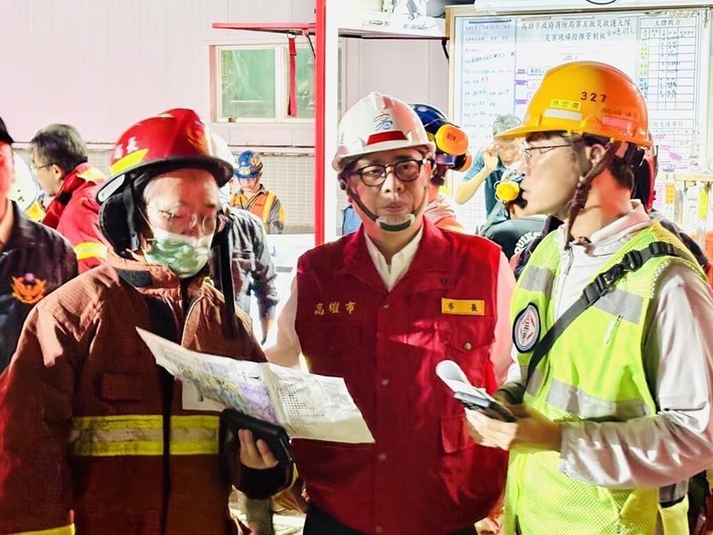 高雄興達發電廠9日晚間發生火警，高雄市長陳其邁（前中）第一時間到現場了解情況。（高雄市政府提供）中央社記者蔡孟妤傳真　114年9月10日