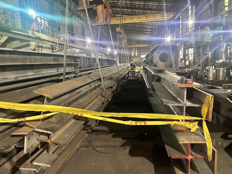33歲曾姓女子10日在高雄市岡山區一處工廠進行量測作業時疑不慎從鋼筋上滑落並遭鋼筋砸中，頭部重創、到院前已無呼吸心跳（OHCA），急救後仍宣告不治。（高雄市政府警察局岡山分局提供）中央社記者張已亷傳真  114年9月10日