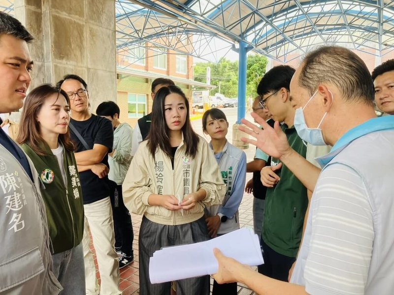 針對新竹市殯儀館日前燒錯遺體事件，新竹市民政處10日在議會進行專案報告，會後多名議員並前往殯儀館會勘考察。（新竹市議會民進黨團提供）中央社記者魯鋼駿傳真  114年9月10日