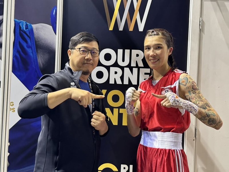 WB世界拳擊錦標賽正在英國舉行，台灣好手黃筱雯（右）10日在女子54公斤級8強戰完勝墨西哥對手，順利晉級4強，也確定保底銅牌。左為教練劉宗泰。（劉宗泰提供）中央社記者陳容琛傳真　114年9月10日