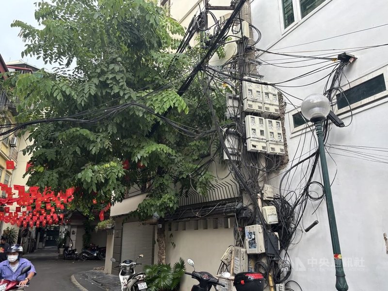 順著越南首都河內電線桿抬頭一看,總能看到混亂無比的電線。政府7月通過基礎建設地下化投資決議,能源、照明、電信等線路的地下化也是重點。中央社記者曾婷瑄河內攝 114年9月10日