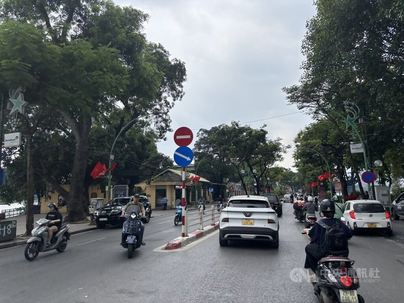 越南河內在部分的大道上雖電線仍未地下化,但纏繞的現象已明顯獲得現代化處理,道路上空清爽許多。中央社記者曾婷瑄河內攝 114年9月10日