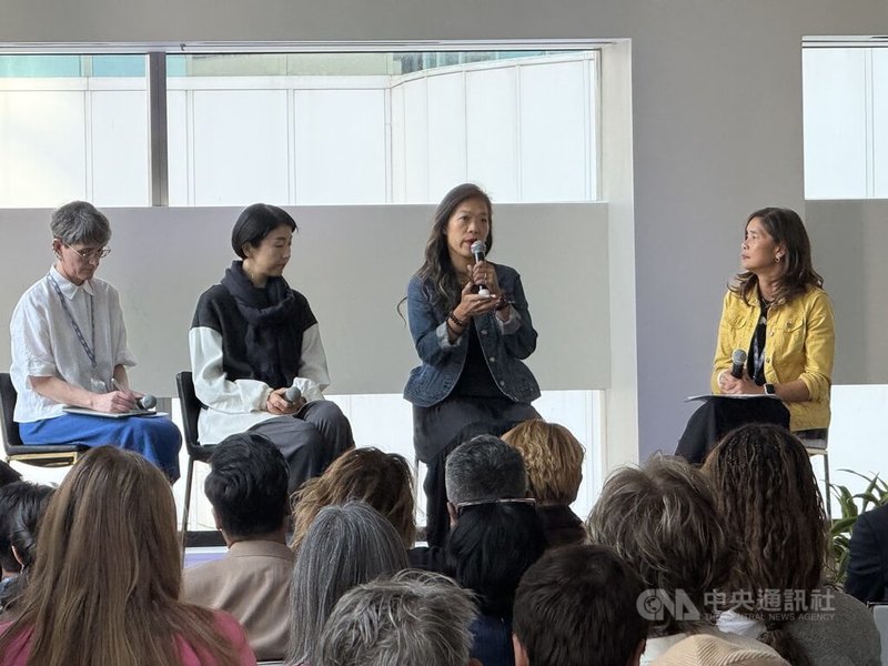 「左撇子女孩」導演鄒時擎(右2)在多倫多國際影展(TIFF)與日本女性導演早川千繪(左2)感性對談。中央社記者胡玉立多倫多攝 114年9月10日