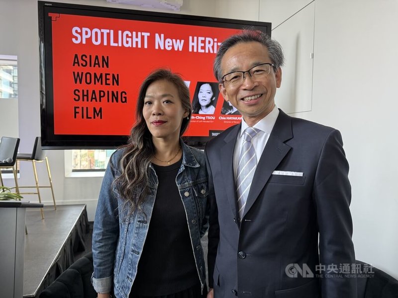 駐多倫多處長梁毅鵬(右)與「左撇子女孩」導演鄒時擎(左),在多倫多國際影展(TIFF)影人對談活動中合影。中央社記者胡玉立多倫多攝 114年9月10日