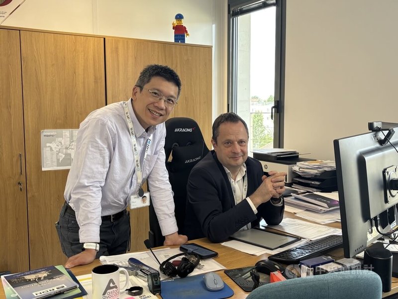 法國企業SiPearl已完成歐洲史上最複雜處理器的設計，並得到法國政府與歐盟支持。執行長諾頓（右）指SiPearl是一間擁有「台灣DNA」的法國企業。他表示，自己以台灣為模範打造公司。左為台籍外部夥伴經理陳洪霈。中央社記者曾婷瑄巴黎攝　114年9月10日