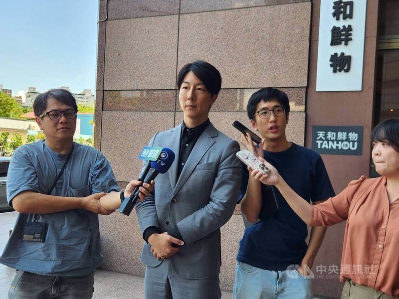民進黨「2026年選舉對策委員會」10日召開首次會議，民進黨發言人吳崢（左2）會後受訪。中央社記者葉素萍攝　114年9月10日