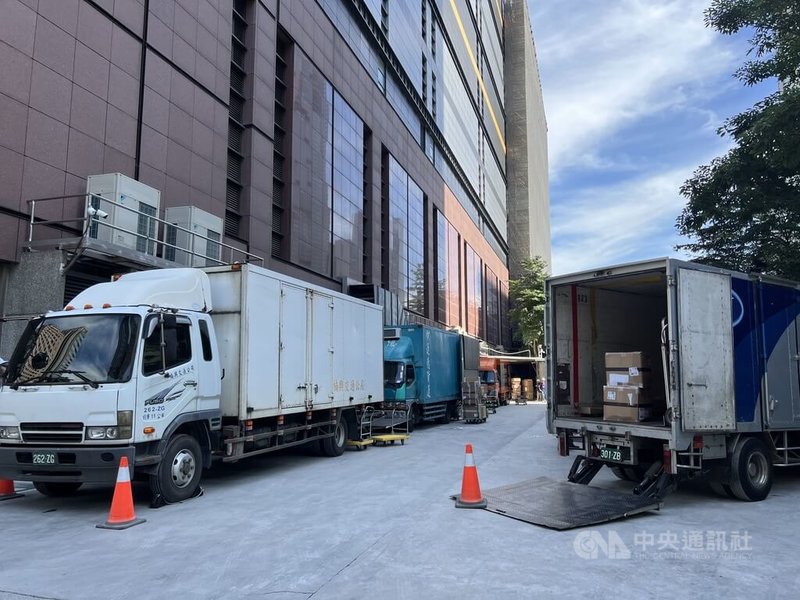 台中新光三越百貨2月13日發生氣爆後暫停營業,10日起到25日開始進貨事宜,為復業做準備。中央社記者郝雪卿攝 114年9月10日