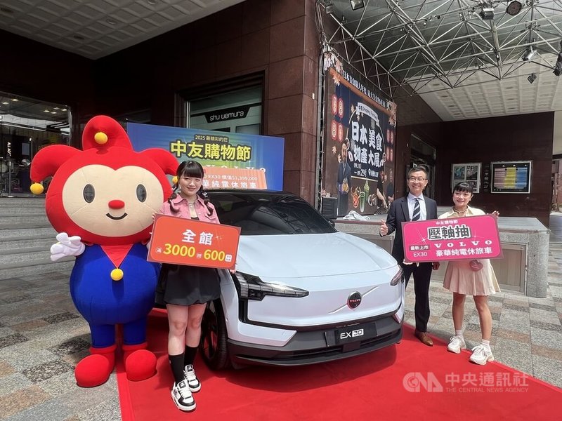 面對台中新光三越10日起開始進貨準備復業,台中各百貨業者也不約而同宣布週年慶活動開打,有業者祭出百萬純電休旅車大獎。中央社記者郝雪卿攝 114年9月10日