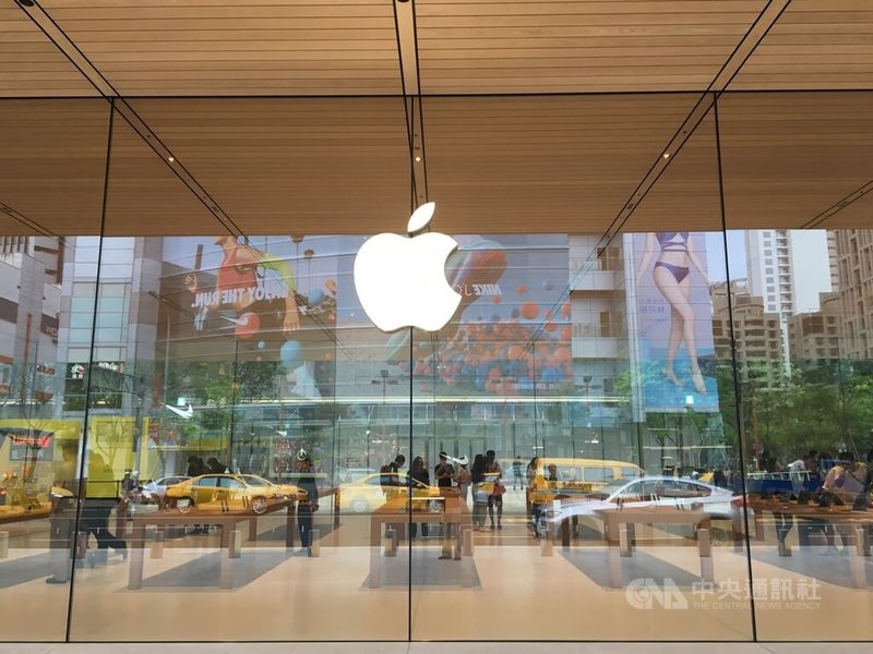 蘋果（Apple）10日發表一系列升級版新款iPhone 17，蘋果概念股表現夯，台積電終場收1225元新天價。圖為台北蘋果直營店一隅。中央社記者鍾榮峰攝　114年9月10日