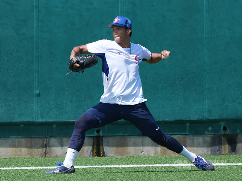 U18世界盃棒球賽台灣隊挺進超級循環賽,10日休兵日選手積極練習備戰,左投劉任右(圖)場上熱身傳球。中央社記者徐肇昌沖繩攝 114年9月10日