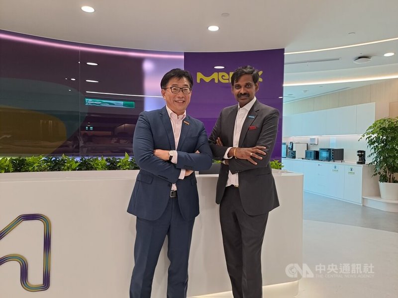 SEMICON Taiwan 2025國際半導體展10日登場,台灣默克集團董事長李俊隆(左)表示,台灣連續15年都是全球最大半導體材料市場,遠超過第2、3名中國、韓國,客戶在哪裡,默克就在哪裡。右為默克電子科技事業體全球薄膜科技事業執行副總裁暨配方材料事業及商業領導委員會代理主席冉紓睿(Dr. Surésh Rajaraman)。中央社記者潘智義攝 114年9月10日