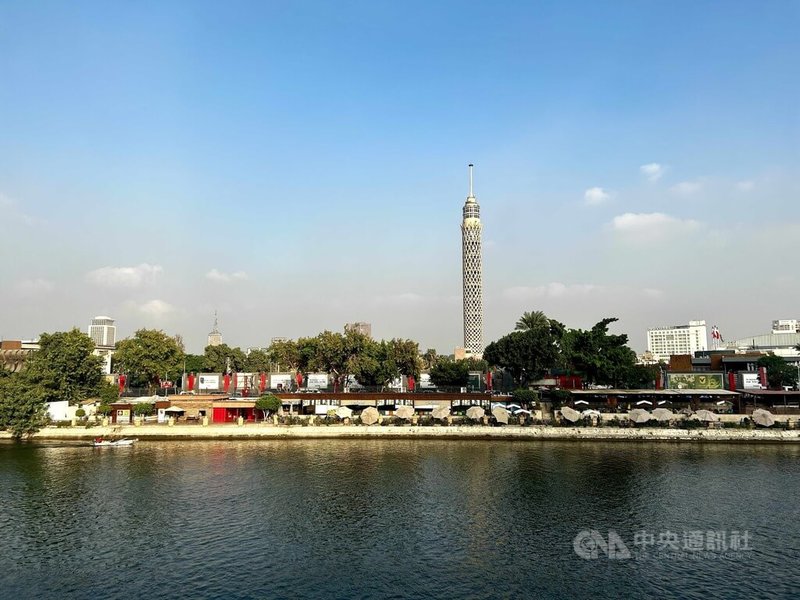 衣索比亞文藝復興大壩9月9日正式啟用。由於埃及擔心蓋在尼羅河上游的大壩將影響埃及和蘇丹下游兩國人民的用水配額,已致函聯合國安理會,譴責大壩計畫違反國際法。圖為以開羅市中心開羅塔為背景的尼羅河畔風光。中央社記者施婉清開羅攝 114年9月9日