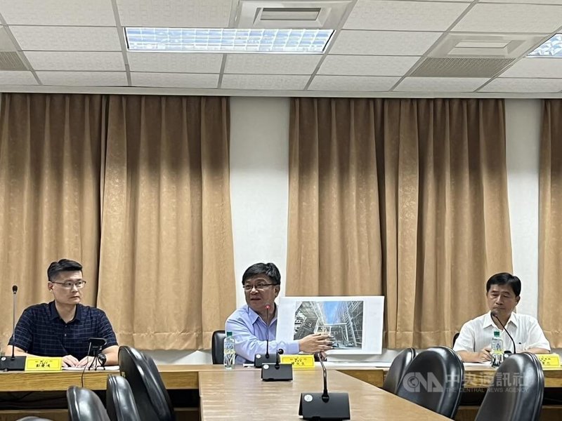 高雄興達發電廠9日晚間火警引發關注，台電董事長曾文生（中）10日出面說明初步調查結果，指出天然氣洩漏點初步判斷是在新2-2號氣渦輪機天然氣加熱器下游管線法蘭。中央社記者林巧璉攝  114年9月10日