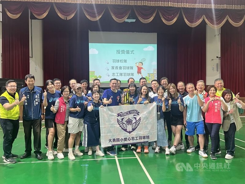 中華民國運動彩券經銷商同業公會支持基層羽球運動發展,10日特別捐贈台中市大勇國小羽球隊5000顆比賽用球,多名議員也到場見證。中央社記者郝雪卿攝 114年9月10日