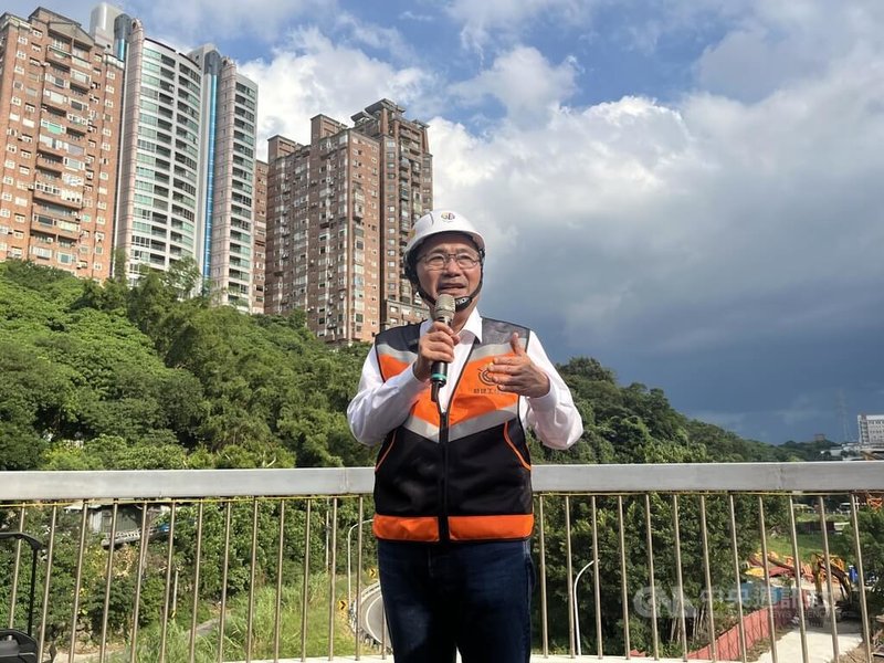 新北市長侯友宜(圖)10日視察淡北道路工程時表示,市府將工程分為4工區全力趕工,目前進度約13%,預計民國118年6月完工,盼施工團隊克服困難、進度再超前,也希望工程期間能將交通衝擊降到最低。中央社記者趙敏雅攝 114年9月10日
