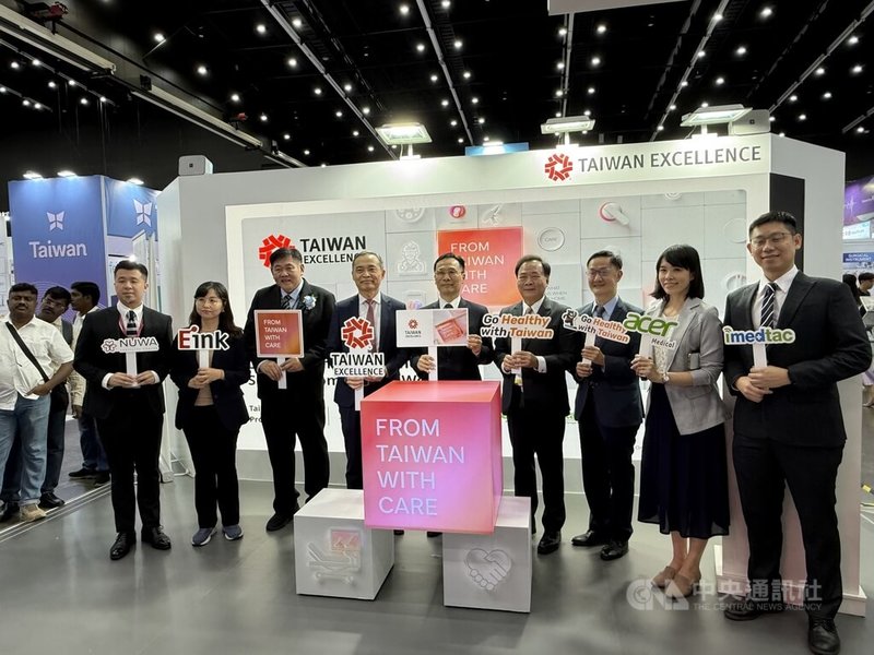 台灣精品醫療產業在曼谷亞洲醫療器材展舉行形象發表會,駐泰國代表藍夏禮(中)、外貿協會行銷專案處長李文鉦(左4)、台灣醫療暨生技器材工業同業公會理事長李永川(右4)和泰國醫療器材協會(THAIMED)理事長普立查(Preecha Bhandtivej,左3)與參展的台灣企業代表合影。中央社記者李宗憲曼谷攝 114年9月10日