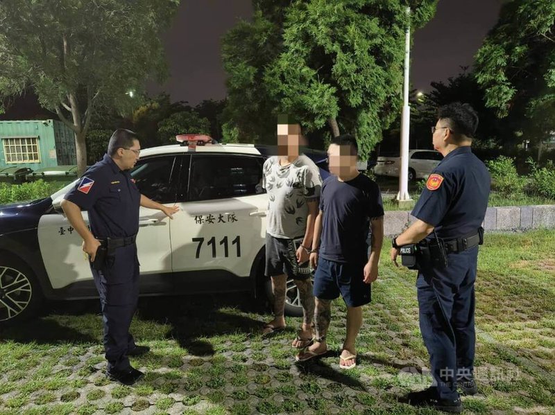 台中警方9日晚間巡邏行經北屯區1處路口時,發現1輛自小客車後車燈不亮上前盤查,除在車內發現毒品,並查獲乘客林姓男子遭通緝,均依法送辦。(翻攝照片)中央社記者蘇木春傳真 114年9月10日