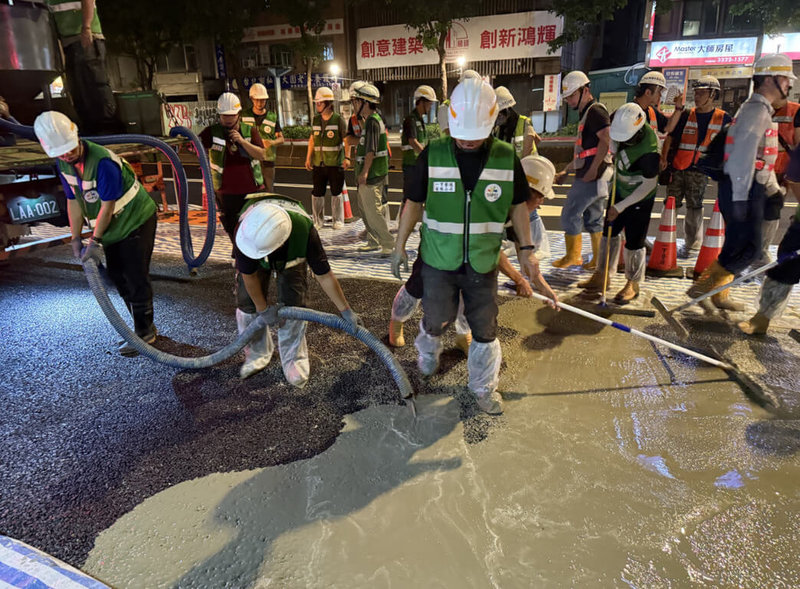 台北市新工處近日舉辦半剛性鋪面技術交流活動,由日本專家示範指導施工流程,也提醒灌漿後須有足夠養護時間,等路面充分硬化才通車,避免影響使用壽命。(台北市新工處提供)中央社記者楊淑閔傳真 114年9月10日
