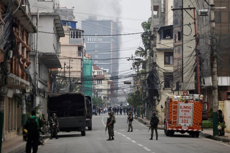 尼泊爾8日發生暴動，軍方10日出動，在首都加德滿都街頭巡邏，試圖恢復秩序。（路透社）