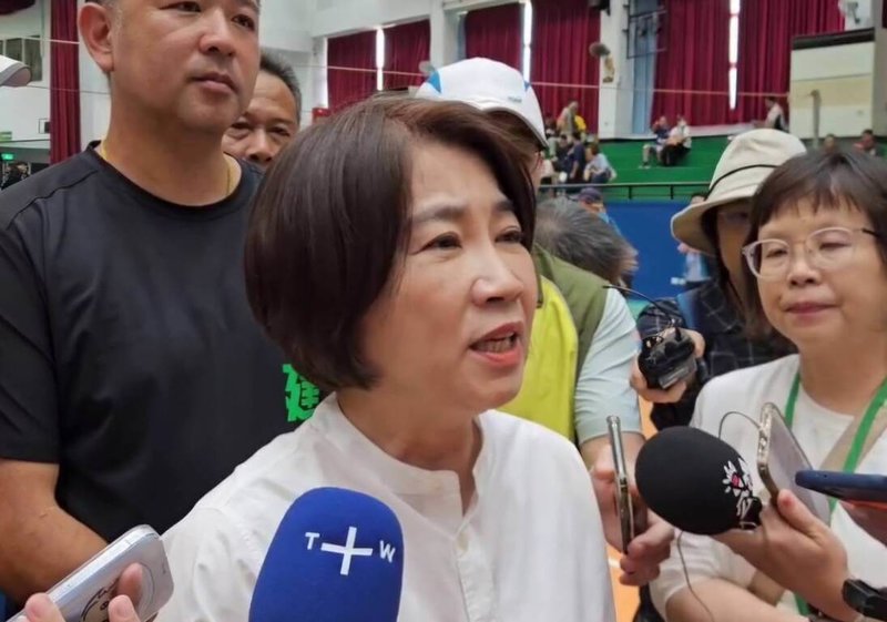 屏東縣長周春米（前中）10日受訪時表示，財劃法不應讓富者更富，盼中央聽見各縣市聲音，嚴肅面對財劃法修正。（讀者提供）中央社記者黃郁菁傳真 114年9月10日