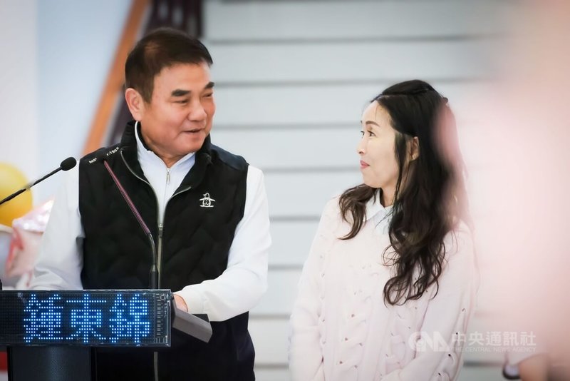 監察院最新一期公職人員財產申報,苗栗縣長鍾東錦(左)夫婦資產引議論。鍾東錦10日透過臉書貼文回應,「土地售出本就該誠實申報,增加的數額都是可供查證的公開資訊」。(取自鍾東錦臉書粉絲專頁)中央社記者管瑞平傳真 114年9月10日