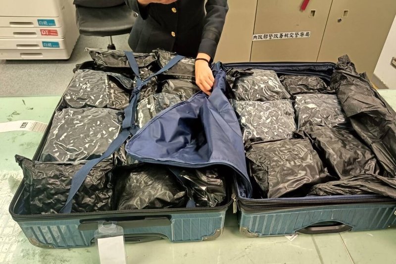 台北關與航警局日前執行入境旅客託運行李X光儀檢查,發現1件自泰國託運來台行李影像有異,於旅客領取通關時攔查起獲重15.039公斤大麻,依毒品危害防制條例送桃園地方檢察署偵辦後起訴。(航空警察局提供)中央社記者吳睿騏桃園機場傳真 114年9月10日