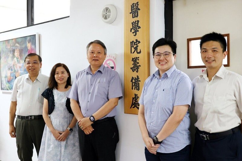 教育部已核准嘉義大學自115學年度起成立中西醫藥科學碩士學位學程，師資團隊包括嘉大副校長陳瑞祥（左3）。（嘉大提供）中央社記者黃國芳傳真　114年9月10日