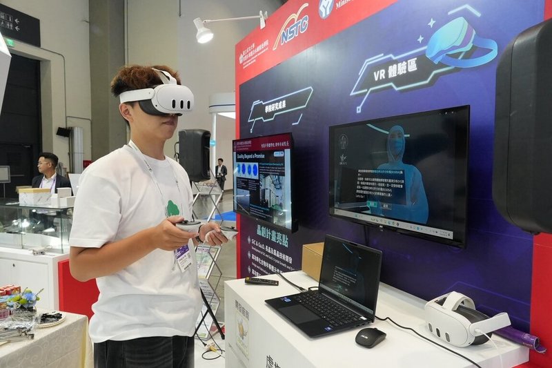 成功大學智慧半導體及永續製造學院首度參與SEMICON Taiwan 2025國際半導體展,現場展示「元宇宙虛擬實驗室」,透過VR虛擬實境體驗模擬無塵室環境。(成大提供)中央社記者許秩維傳真 114年9月10日
