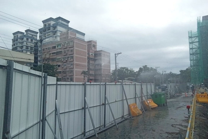 工程工地常因揚塵影響空氣品質,花蓮縣環保局10日表示,目前已導入AI揚塵防制系統的工程,可透過微型空品感測器,全天候監控工地粉塵濃度,一旦偵測超標即自動啟動灑水裝置,有效抑制揚塵。(花蓮縣政府提供)中央社記者李先鳳傳真 114年9月10日