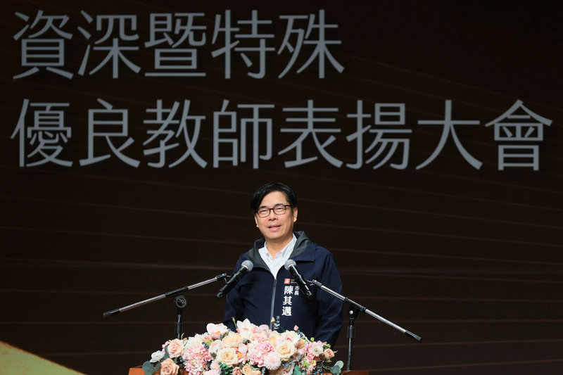 高雄市長陳其邁（圖）10日出席114年度資深暨特殊優良教師表揚大會，今年共有1987名獲獎人員。陳其邁致詞時表示，今年教師節敬師禮券金額將提高至1000元，115年並將加碼到1500元。（高雄市新聞局提供）中央社記者林巧璉傳真  114年9月10日