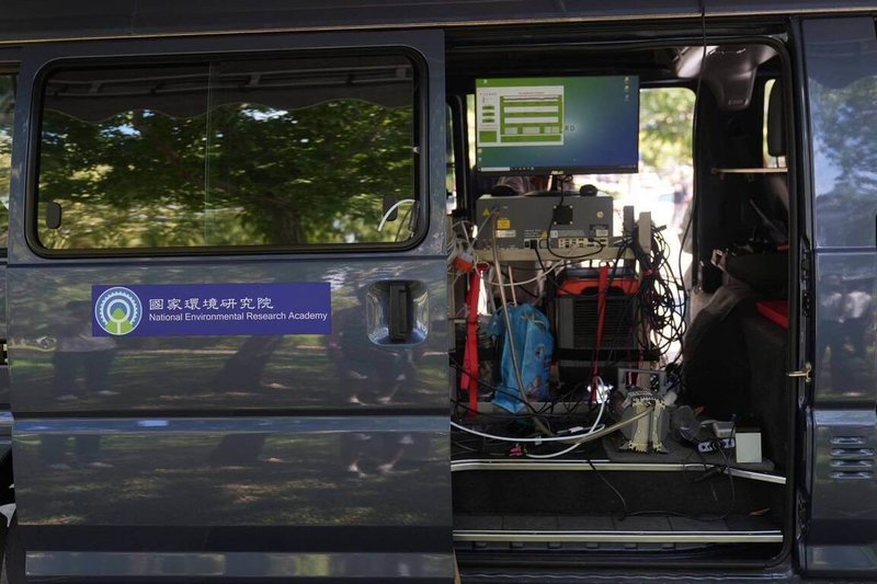 新竹縣竹北市近期發生多次空氣異味事件，環境部專案小組10日正式進駐水圳公園啟動監測車，進行空氣品質定點監測，盼助釐清異味問題。（竹北市公所提供）中央社記者郭宣彣傳真  114年9月10日