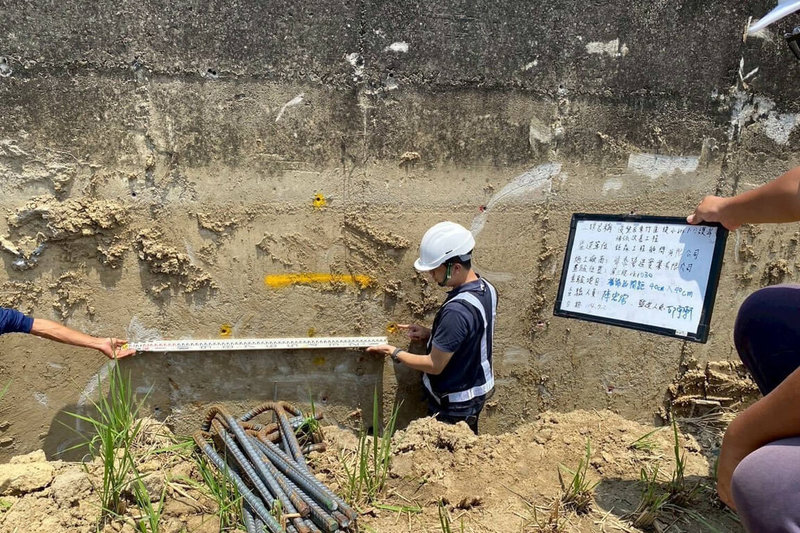 台南市後壁區竹新里外圍排水擋土牆於2024年颱風凱米期間崩塌,水利局規劃排水護岸補強作業,目前施工進度已達7成,預計2025年底前完工,保護排水沿線居民生命財產安全。(台南市政府提供)中央社記者楊思瑞台南傳真 114年9月10日