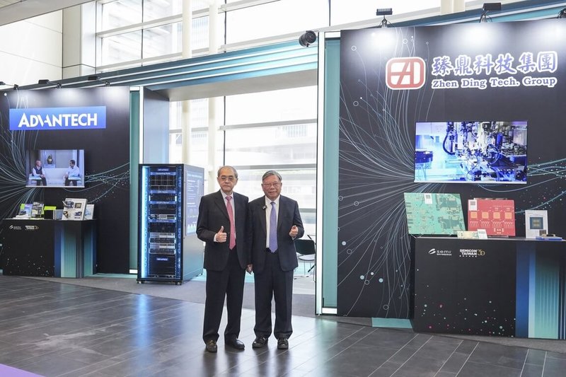 臻鼎積極推動AI智慧製造與綠色數位轉型,透過與研華的合作已取得多面向成果。圖右為臻鼎科技董事長沈慶芳、左為研華董事長劉克振。(臻鼎-KY提供)中央社記者江明晏傳真 114年9月10日