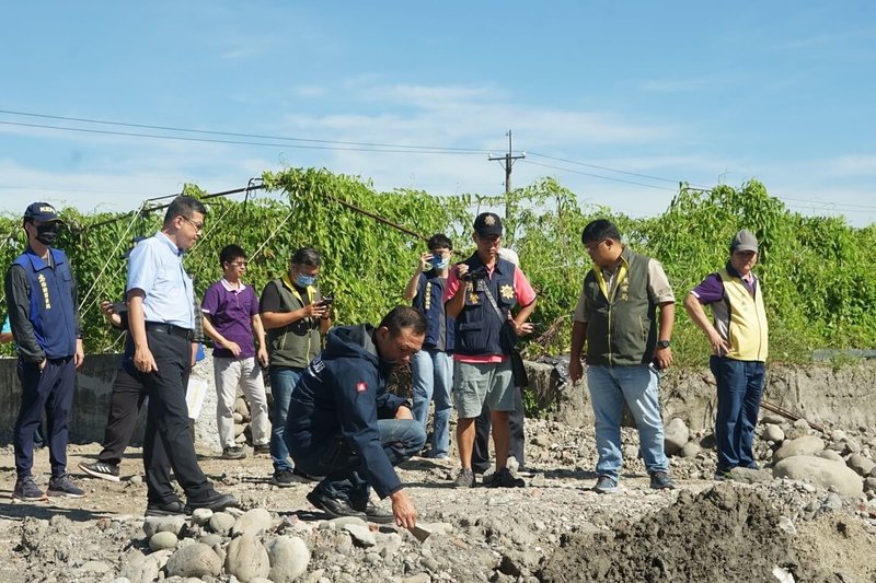 高雄美濃農地遭不法盜採砂石及回填廢棄物,為杜絕不法,高市府啟動密集地毯式巡查,持續稽查美濃新吉洋段、吉安段與成功段遭盜採土石案場。(高雄市經發局提供)中央社記者林巧璉傳真 114年9月10日