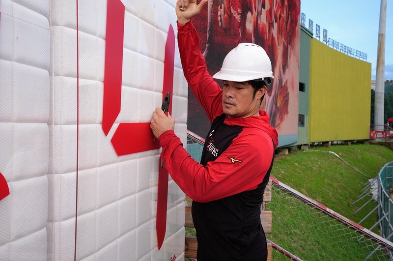 中華職棒味全龍隊「大師兄」林智勝(圖)已正式引退,用生涯305轟畫下完美句點,10日親自將天母球場外野全壘打看板數字更新為305。(味全龍提供)中央社記者楊啟芳傳真 114年9月10日