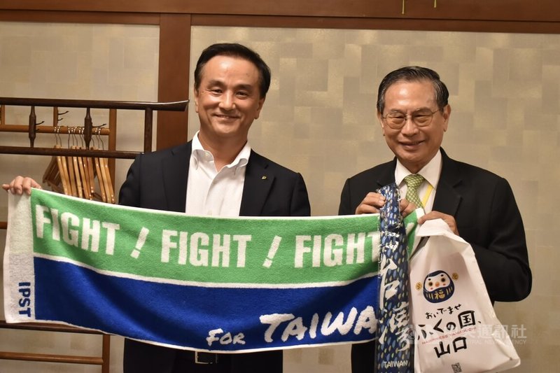 曾在台南慢跑的日本山口縣知事村岡嗣政(左)10日表示,台灣是最好的朋友,除了COVID-19疫情3年,他在知事任內已造訪台灣9次,幾乎每年都安排。圖為台灣民間白米捐贈訪問團團長涂醒哲(右)致贈「FIGHT FOR TAIWAN」毛巾給村岡嗣政。中央社記者高華謙攝 114年9月10日
