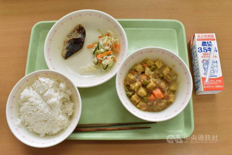 山口縣防府市立國府中學校午餐10日供應台灣米飯,有學生表示,台灣米飯有點軟,其餘感覺與日本米相同,第一次能吃到台灣米很高興。圖為10日學校午餐菜色。中央社記者高華謙攝 114年9月10日