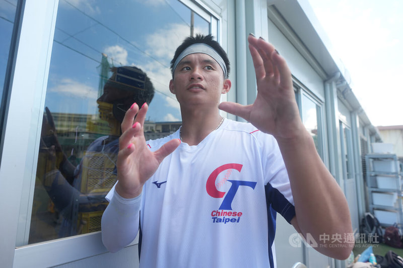 U18世界盃棒球賽台灣隊主戰捕手之一江庭毅(圖)從預賽首戰開始就維持高上壘率,5場比賽獲8次四死球保送,他10日受訪笑稱是因為「吃很多魚」,球看得很清楚。中央社記者徐肇昌沖繩攝 114年9月10日