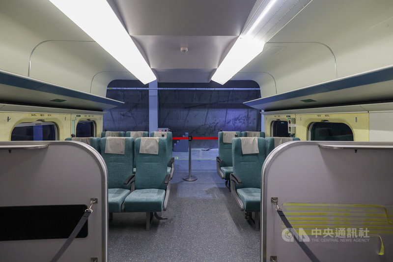 電影「96分鐘」劇組為拍片蓋了節高鐵車廂,拍攝時會先以Previs特效預演拍攝系統模擬所有過程,不只把問題降到最低,也能只蓋出所需車廂部分,精確控制預算。中央社記者翁睿坤攝 114年9月10日