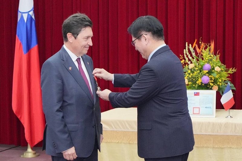 外交部長林佳龍(右)9日頒贈法國參議員卡迪克(Olivier Cadic)(左)「睦誼外交獎章」。(外交部提供)中央社記者楊堯茹傳真 114年9月10日