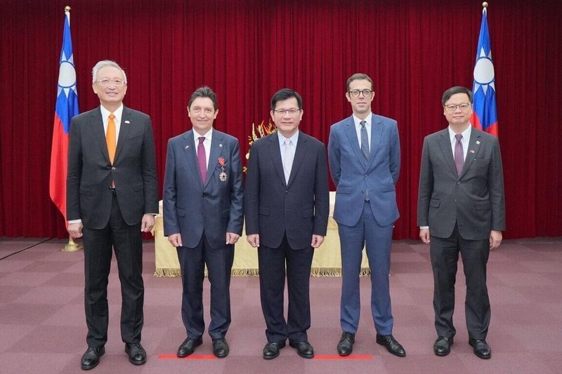 外交部長林佳龍(中)9日頒贈睦誼外交獎章予法國參議員卡迪克(Olivier Cadic)(左2),外交部政務次長吳志中(左1)、法國在台協會主任龍燁(Franck PARIS)(右2)及外交部歐洲司長黃鈞耀(右1)出席觀禮。(外交部提供)中央社記者楊堯茹傳真 114年9月10日